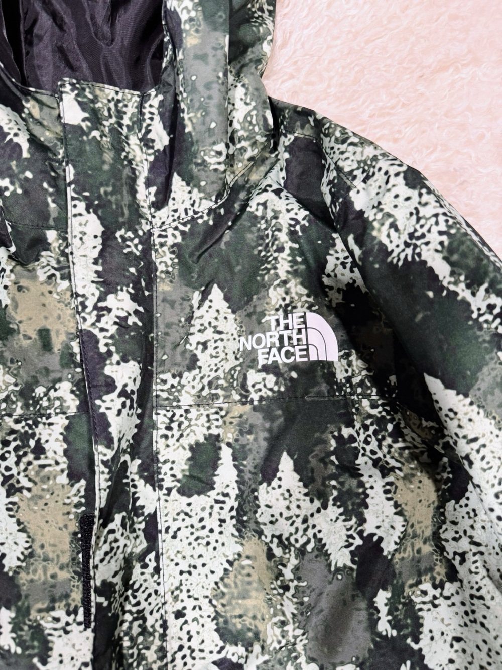 The North Face Boys DryVent Rain Jacket – Camo Print – Size S (7/8)